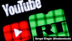 YouTube порталынын жана Орусиянын RT каналынын логотиптери. 