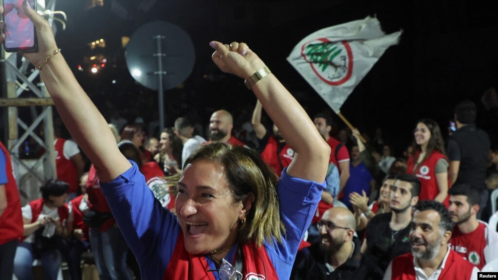 شادی هواداران حزب «نیروهای لبنانی» به رهبری سمیر جعجع پس از اعلام نتایج آرای انتخابات پارلمانی در اشرفیه بیروت