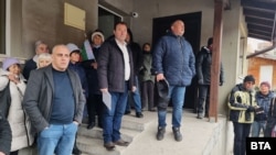 Демонстрация на кметове от страната в знак на подкрепа за кмета на село Бистрица Самуил Попов, чиито автомобил и входна врата бяха подпалени ден по-рано. 17 февруари 2026 г.