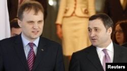 Новий президент Придністров’я Євген Шевчук (ліворуч) та молдовський прем’єр Влад Філат, Одеса, 27 січня 2012 року