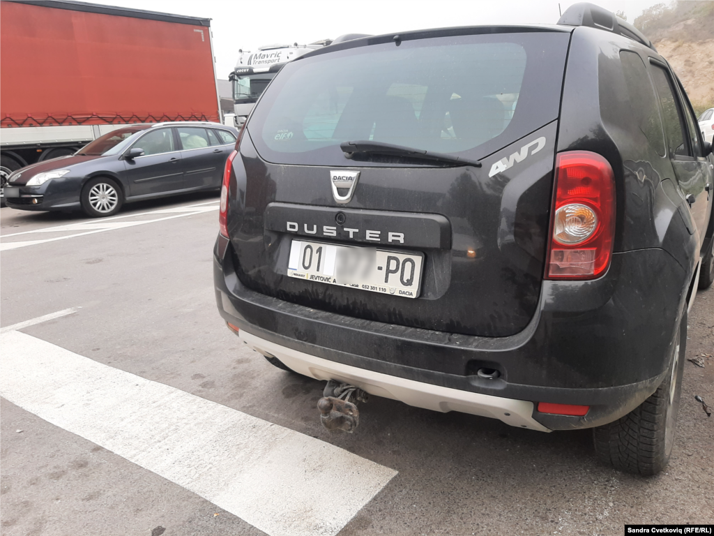 U saopštenju Policije Kosova se navodi da sva vozila koja ulaze na Kosovo dobijaju belu nalepnicu za prikrivanje državnih simbola na tablicama.&nbsp;Jarinje, 4 oktobar 2021. 