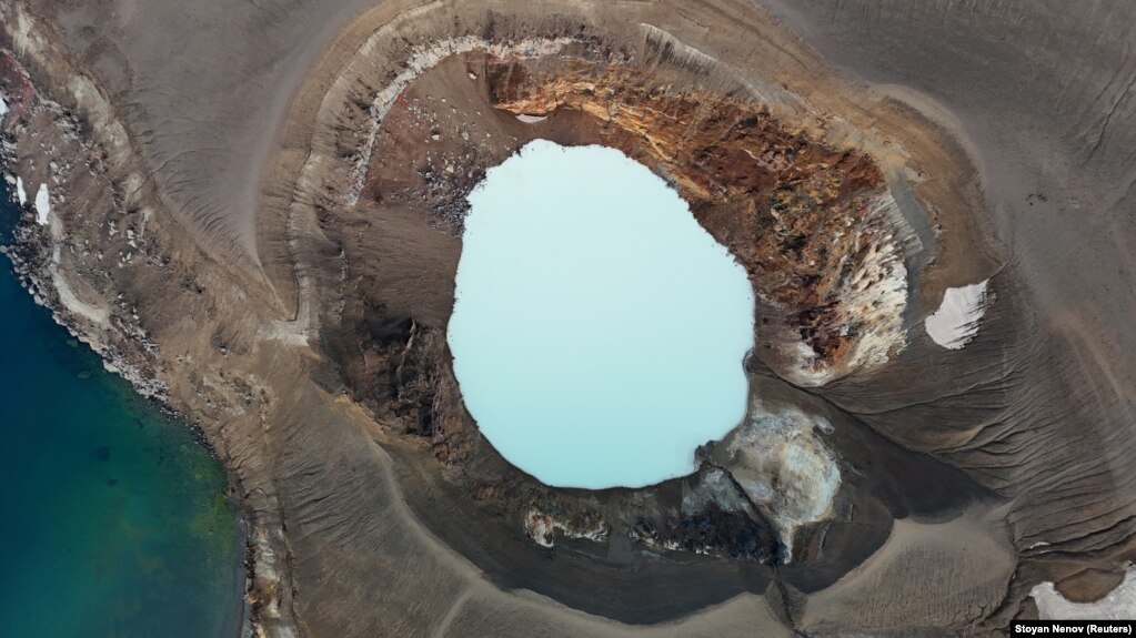 Një pamje me dron tregon kraterin e Vitit në vullkanin Askja, Parku Kombëtar Vatnajokull, Islandë, 10 gusht 2024.