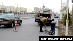 Aşgabadyň Nurmuhammet Andalyp köçesiniň ugrunda iş geçirýän tehnika we işçiler.