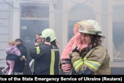 Спасатели эвакуируют детей из детского сада, пострадавшего от удара российского беспилотника. Харьков, 22 октября 2025 года.