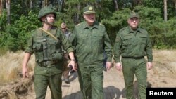 Президент Беларуси Александр Лукашенко во время визита на военный полигон недалеко от Гродно. 22 августа 2020 года.
