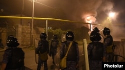 Armenia - Riot police disperse protesters in Yerevan's Sari Tagh neighborhood, 29Jul2016.