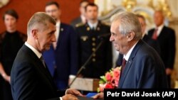 Прэзыдэнт Чэхіі Мілаш Зэман (справа) прызначае мільярдэра Андрэя Бабіша прэм’ер-міністрам ў чэрвені 2018 году