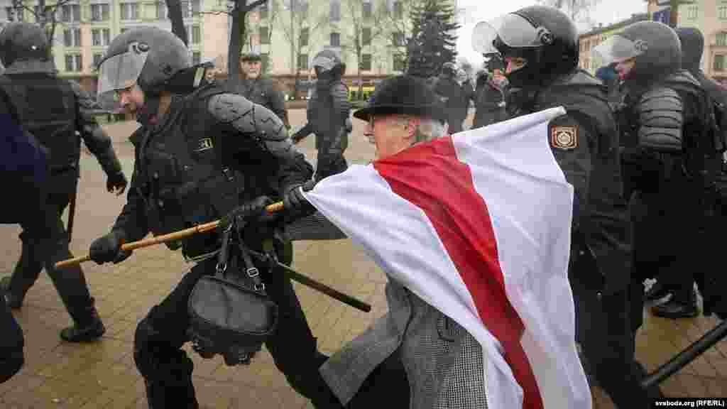 Під час відзначення Дня Волі в Білорусі. Спецназівці затримують громадську активістку Ніну Багінську. Мінськ, 25 березня 2017 року. НА ЦЮ Ж ТЕМУ