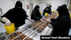 آرشیف، زنان در یک فابریکه پروسس خرما در عربستان سعودی