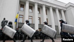 Ахова каля будынку Вярхоўнай Рады ў Кіеве 27 лістапада