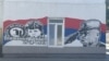 Mural Ratku Mladiću je oslikan na zgradi u kojoj se nalazi narodna kuhinja u jednom banjalučkom naselju, avgust 2025.