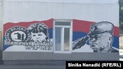 Mural Ratku Mladiću je oslikan na zgradi u kojoj se nalazi narodna kuhinja u jednom banjalučkom naselju, avgust 2025.