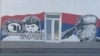 Mural Mladiću je oslikan na zgradi u kojoj se nalazi narodna kuhinja u jednom banjalučkom naselju. 