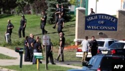 Полиция у здания сикхсокого храма в Оук-Крик, штат Висконсин