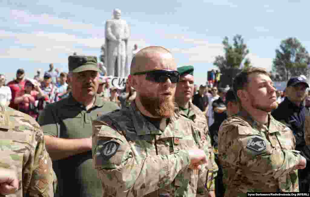 Бійці полку &laquo;Азов&raquo; на головній площі Маріуполя виконали гімн України разом з жителями міста