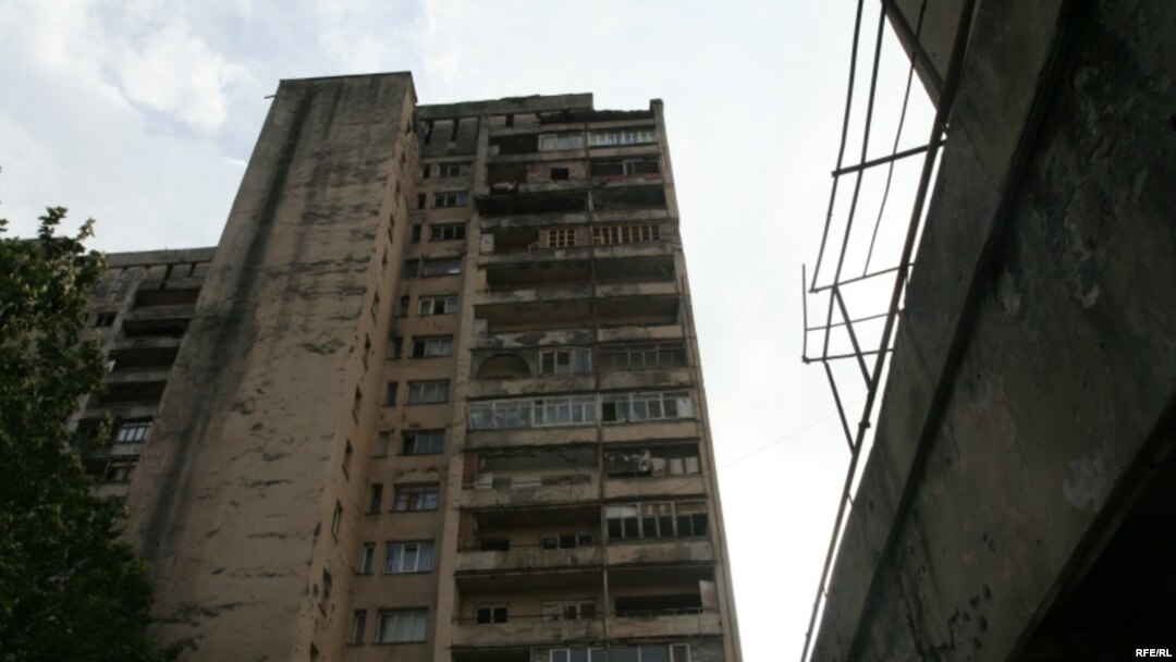 Много жилых домов, квартир во время боевых действий было разрушено и сожжено