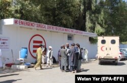 Hitna pomoć prevozi povređene žrtve u urgentni centar bolnice u Laškar Gahu, glavnom gradu provincije Helmand, pošto su talibani početkom oktobra započeli veliki napad na taj grad.