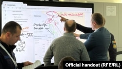 Fotografie publicată de Ministerul Energiei, înfățișând oficiali moldoveni, care par să analizeze măsuri pentru importul de avarie al energiei electrice din România