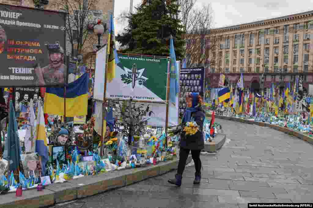 Меморіал з прапорців на майдані Незалежності. Наталю, мабуть, знають всі журналісти, які тут час від часу працюють, а також близькі й друзі загиблих військових, які приходять до цього місця пам’яті. Наталя слідкує за меморіалом, прибирає зів’ялі квіти, допомагає людям зорієнтуватися тут і знайти військові підрозділи. «Пам’ятаю... Ми були в шоці. Ну, ми, в принципі, знали, що війна буде, але, мабуть, не така, як вона є...»