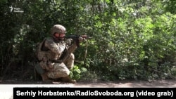 Військовослужбовець 81-ї ОАеМБр «Кора» розстрілює предмет, схожий на саморобний вибуховий пристрій, Слов'янський напрямок, червень 2026 року