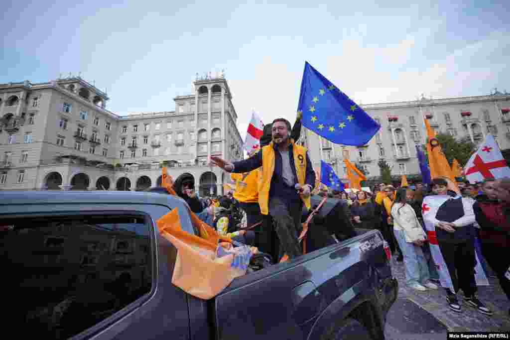 Supporters of Georgia&#39;s pro-Western and pro-EU opposition groups hold a joint final campaign rally ahead of the upcoming parliamentary elections in&nbsp;Tbilisi on October 20.