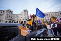 Georgieni pro-europene protestează la Tbilisi.