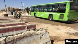 Автобус у КПП сирийской армии рядом с Дамаском. Сентябрь 2016 года. Иллюстративное фото.