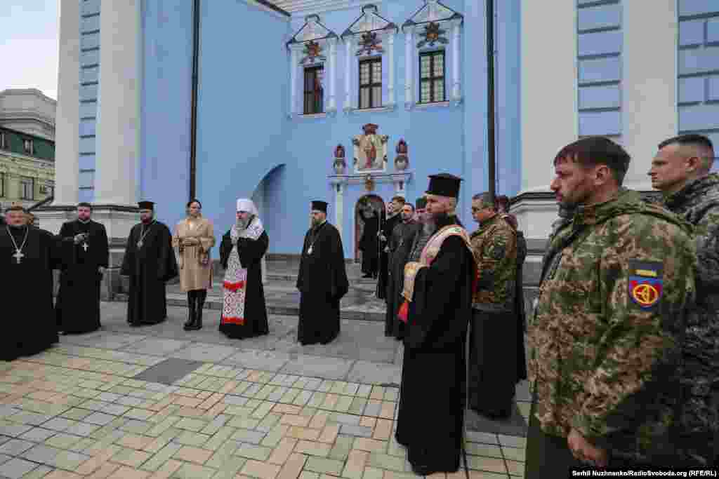 «12 років у нас є добра традиція перед днем Воскресіння Христового, паски Господньої, ми передаємо цю великодню радість у вигляді пасок нашим новітнім героям-воїнам, які захищають нашу територіальну цілісність там, де точиться реальний фронт», – зазначив митрополит Епіфаній під час звернення