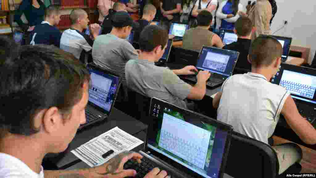 În sala de computere