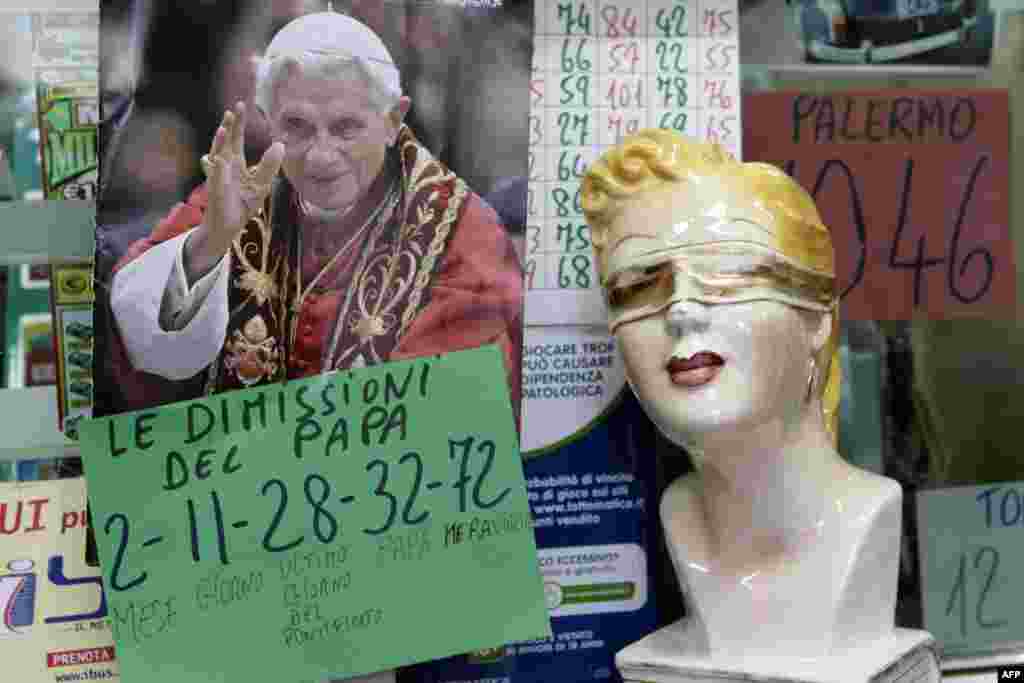 Italia - Numere norocoase la loto pe o vitrină din Neapole, sub portertul Papei Benedict al XVI-lea, după anunţul său privind renunţarea la scaunul pontifical, 11 februarie 2013