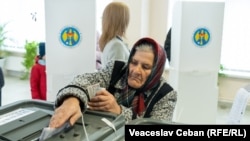 În cele 21 de secții de votare sunt așteptați peste 22.000 de alegători. 