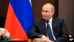 Велика Британія відразу ж звинуватила Росію в «намаганні змусити світ платити викуп», наполягаючи на тому, що послаблення санкцій не буде