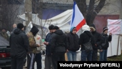 Пророссийские активисты у симферопольской базы спецотряда МВД Украины «Беркут», 24 февраля 2014 года, Симферополь