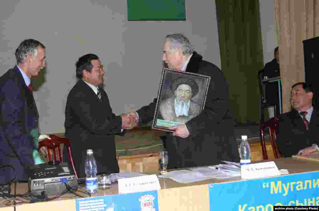 Отличник образования Кыргызской Республики Замир Алдаяров и Чингиз Айтматов. 2007 год.&nbsp; &nbsp;
