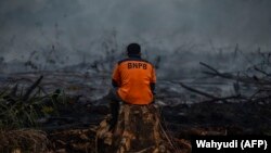 تصویری آرشیوی ازیک آتش‌نشان اندونزیایی