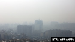 Iran -- A general view taken from northern Tehran shows a blanket of smog covering the city as heavy pollution hit the Iranian capital on December 15, 2019. (Photo by STR / AFP)