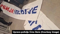Transparent "Srbija pobeđuje", zaplenjen na aerodromu u Tivtu.