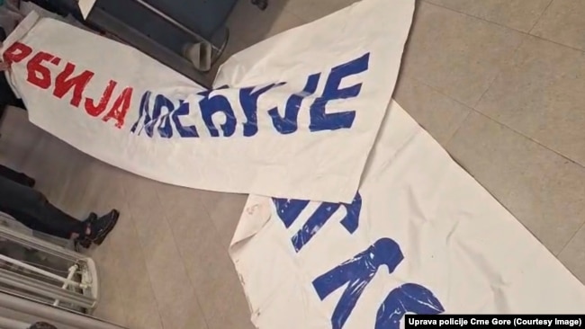 Pankarta “Serbia fiton”, e sekuestruar në aeroportin e Tivatit.