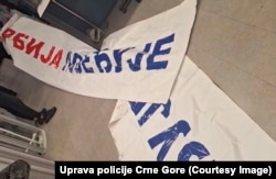 Transparent "Srbija pobeđuje", zaplenjen na aerodromu u Tivtu.