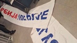 Transparent "Srbija pobeđuje", zaplenjen na aerodromu u Tivtu. Fotografije je medijima dostavila Uprava policije Crne Gore, nakon što je deportovala 87 državljana Srbije, pod obrazloženjem da su "rizik po bezbednost" uoči samita Evropske unije i Zapadnog Balkana. 