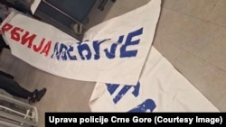 Transparent "Srbija pobeđuje", zaplenjen na aerodromu u Tivtu. Fotografije je medijima dostavila Uprava policije Crne Gore, nakon što je deportovala 87 državljana Srbije, pod obrazloženjem da su "rizik po bezbednost" uoči samita Evropske unije i Zapadnog Balkana. 