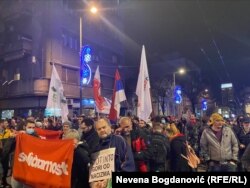Demonstranti ispred zgrade Radio-televizije Srbije