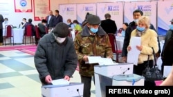 Избиратели на одном из участков в Бишкеке. 28 ноября 2021 года. 