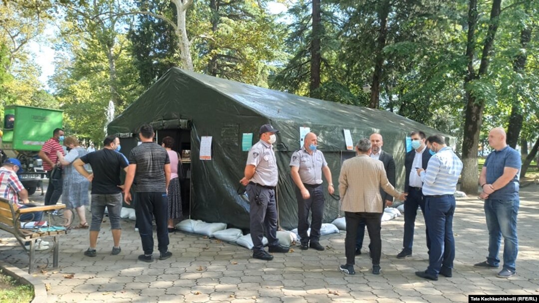 Палатка, установленная в Кутаиси, где желающие могут бесплатно пройти тест на коронавирус 