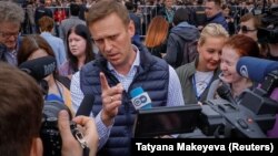Рускиот опозициски лидер Алексеј Навални ги започна протестите на 5 мај под слоганот „Тој не е нашиот цар.“ 