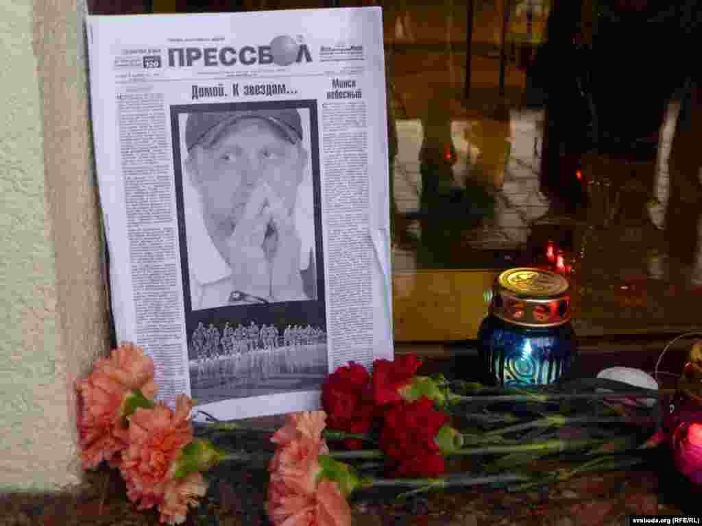 Belarus -- Mourning ceremony for the dead players of ice hockey team Lokomotiv Yaroslavl in Brest, 8sep2011