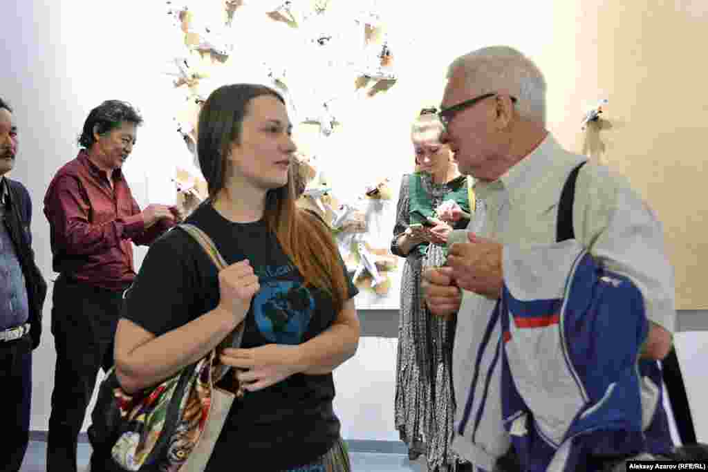 Выставка Рашида Нурекеева вызвала большой интерес у любителей и представителей современного искусства. На ней можно было встретить и других художников, работающих в этом направлении. На этом фото &ndash; алматинские художники Катя Никонорова и Георгий Трякин-Бухаров.