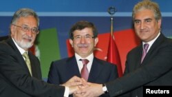 Turkish Foreign Minister Ahmet Davutoglu (center) with his Pakistani and Afghan counterparts --Shah Mehmood Quresh (right) and Zalmai Rasul -- after their three-way talks in Istanbul today.