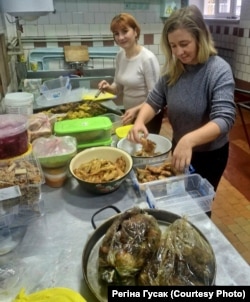 Волонтери готують безкоштовні обіди
