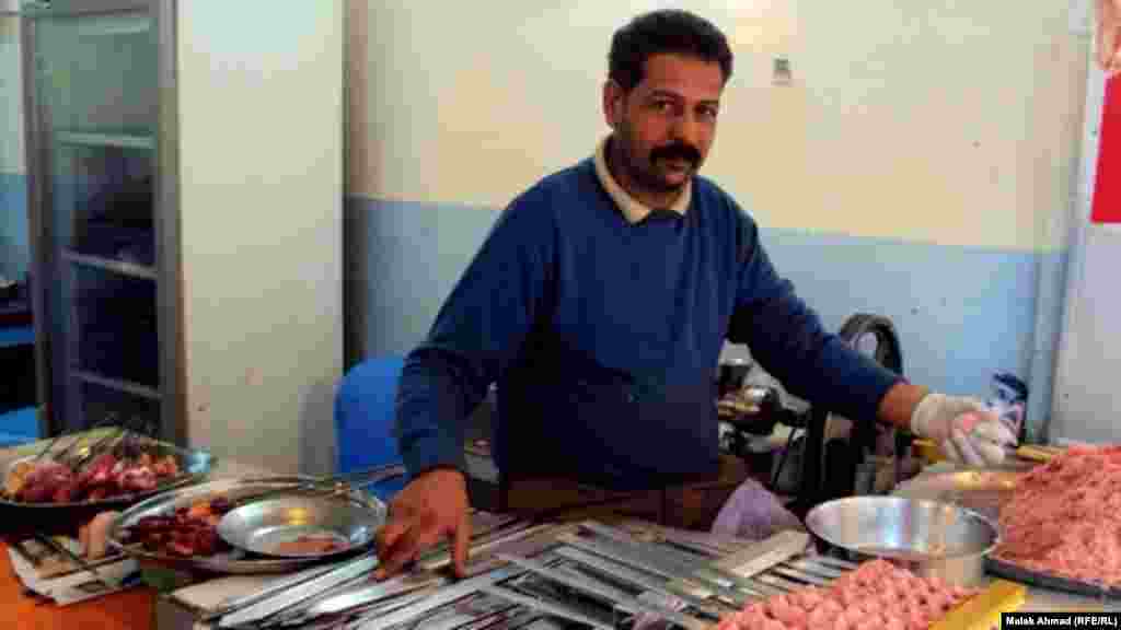İraqda restoranda kabab bişirməyə hazırlaşan aşbaz. 